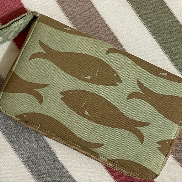 Wristlet clutch purse with fish pattern NWOT - Picture 4 of 15
